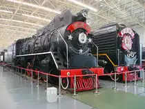 Mikado der Baureihe Jiefang im Beijing Railway Museum, 3.7.14 

Hergestellt 1942 in Japan, 21,9 m lang, 80 km/h, 24.03t Zugkraft 

Nach Kriegsschäden wurde sie 1946 wieder Instand gesetzt. Anstatt einer Nummer bekam diese Lok den Namen  Zhu De . Sie wurde 1977 durch eine Diesellok ersetzt und kam 1986 nach Beijing ins Railway Museum. 