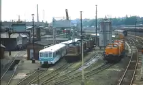 Blick in das Bw Gotha im Frühjahr 1993, neben 771 014-8 sind auch mehrere Lokomotiven der Baureihen 202 und 346 abgestellt