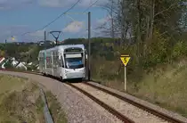 Die (Teil) Renaissance einer Bahnstrecke - Wer hätte nach der Stilllegung (1993 Teilstück Lebach - Etzenhofen) jemals daran gedacht, dass im Köllertal wieder Züge fahren. Das Teilstück zwischen Etzenhofen und Völklingen wurde schon 1986 still gelegt und kurz danach abgebaut. Wir gut, dass der Bahndamm nach komplett erhalten war. Die höchsten Sanierungskosten wurden vom Eiweiler Viadukt und dem Spitzeichtunnel gefordert. Am 05.10.2014 war es soweit. Auf dem Teilstück Lebach - Etzenhofen rollte der Personenverkehr wieder. In Etzenhofen schwenkt die Trasse aus dem Köllertal heraus und sucht sich teilweise wieder den Weg der alten Straßenbahnlinie von Saarbrücken nach Heusweiler. Auf dem Streckenabschnitt Lebach - Etzenhofen wird nach EBO gefahren, schließlich war es ja auch mal eine Bahnstrecke. Saarbahn 1019 hat gerade den Eiweiler Viadukt überquert und wird gleich im Haltepunkt Eiweiler halten. Bahnstrecke 3291 Lebach - Völklingen am 19.10.2014