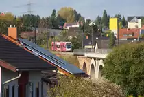 Das Eiweiler Viadukt - 1911 wurde die Bahnlinie Lebach - Völklingen eröffnet. Das Viadukt in Eiweiler war ein Sandsteinviadukt mit 6 Bögen und einer Länge von 120 Metern, die Höhe betrug 20 Meter. Wie die meisten Brücken wurde das Viadukt 1945 gegen Ende des II Weltkrieges zerstört und später wieder als Notbrücke aufgebaut.
5 Bögen wurden durch eine Stahlbrücke ersetzt. Nach der Reaktivierung der Strecke für die Saarbahn wurde das Viadukt wieder mit 6 Bögen versehen. 1 original Sandsteinbogen und fünf neue aus Stahlbeton. Saarbahn von Lebach nach Brebach in Eiweiler kurz hinter dem neuen  Bahnhof . Bahnstrecke 3291 Lebach - Völklingen 19.10.2014