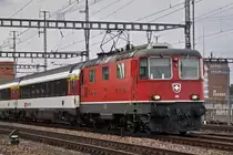 Re 4/4 II 11116 durchfährt den Bahnhof Muttenz. Die Aufnahme stammt vom 21.09.2014.