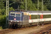 Die blaue 181 201-5 passiert Rohr am 12.06.2014 mit ihrem IC aus Zürich.