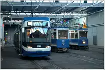 Mein Kollege Peter lud anlässlich seiones 50.Geburtstages 25 Freunde zu einer dreistündigen Stadtrundfahrt durch Zürich ein. Selbstverständlich erfolgte das nicht mit einem Bus, sondern mit dem Elefant Ce 4/4 1350. Die  Fahrt ins Blaue  begann im Depot Oerlikon, wo auch der Ce 4/4 1330 und ein Cobra Be 5/6 3061 zur Abfahrt bereitstanden. (18.10.2014)