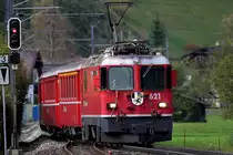 Die Rhb Ge 4/4 II 621 mit einem RE nach Davos bei der Durchfahrt am Bahnhof Jenaz.Bild vom 20.10.2014