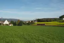 Lokführerstreik der GDL - aber nicht für einen unbekannten 628er als RB 12731 von Kaiserslautern nach Bingen. Normalerweise fahren hier Desiros, aber so hatte man wenigstens das bequemere Gefährt genutzt - wenn auch nicht barrierefrei.
Hier fährt der Zug seinem nächsten Ziel, Münchweiler (Alsenz), entgegen.
Festgehalten am Ortseingang selbigen mit dem Donnersberg, der höchsten Erhebung der Pfalz, links im Hintergrund.

Münchweiler, der 18.10.2014