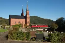 Am letzten Fahrplantag 2014 fährt der Felsenland-Express (historischer Esslinger Triebwagen der AVG, VT 452) von Karlsruhe nach Bundenthal, hier abgelichtet vor der Kirche zu Wilgartswiesen.

Wilgartswiesen, der 19.10.2014
