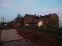 Der letzte Zug am letzten Fahrplantag 2014 auf der Zellertalbahn - hier abgelichtet im Bahnhof von Göllheim-Dreisen mit Trieb, Steuer- und Beiwagen. 

Dreisen, der 19.10.2014 