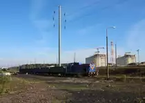 19.10.2014 Swinemünde, SM 42-2296 mit 7 leeren Kohlewagen in den Hafenanlagen. Rechts 2 im Bau befindliche Tanks des LNG / Flüssiggasterminals Świnoujście