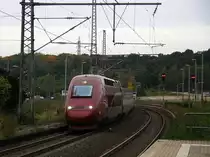 Der Thalys aus Köln-Hbf-Paris(F) kommt durch Herzogenrath als Umleiter aus Richtung Rheydt,Übach-Palenberg, und fährt in Richtung Kohlscheid,Richterich,Laurensberg,Aachen-West,Aachen-Schanz,Aachen-Hbf bei Regenwolken am Abend vom 12.10.2014.