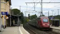 Ein Nachschuss vom Thalys aus Köln-Hbf-Paris(F) kommt durch Herzogenrath als Umleiter aus Richtung Rheydt,Übach-Palenberg, und fährt in Richtung Kohlscheid,Richterich,Laurensberg,Aachen-West,Aachen-Schanz,Aachen-Hbf bei Regenwolken am Abend vom 12.10.2014.