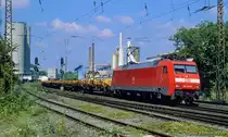 Mit IRC 51065 nach Nürnberg am Haken legt sich 152 147-5 in der Südausfahrt von Karlstadt/Main am 17.08.2005 in die Kurve