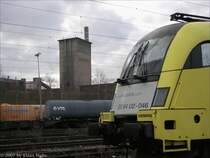 Im Vordergrund lebende Technik mit Zukunft, Dispolok ES 64 U2 -046 im Dienst der Abellio Rail, dahinter der stillgelegte Schacht 11 des Bergwerks General Blumenthal.