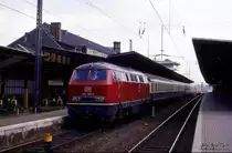216156 mit E nach Wilhelmshaven am 13.08.1988 um 11.53 Uhr auf Gleis 1 im Hauptbahnhof Osnabrück. Der Zug drückte nach dem Abfahrtsignal langsam in Richtung Schinkel zurück und fuhr dann durch die Kluskurve zum unteren Bahnhof in Richtung Wilhelmshaven. Das war eine völlig ungewohnte und außergewöhnliche Verfahrensweise; denn normaler Weise fahren Züge nach Oldenburg und Wilhelmshaven
im unteren Bahnhof ab.