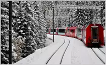Schnee am Albula. Glacier Express 903 in der Kreuzungsstation Muot 1575m. (23.10.2014)