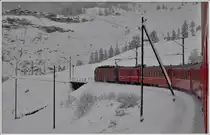 Schnee am Albula. RE1121 mit Ge 4/4 III 642  Breil/Brigels  oberhalb Bergün mit Latsch. (23.10.2014)