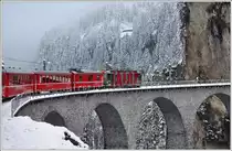 Schnee am Albula. RE1121 mit Ge 4/4 III 642  Breil/Brigels  auf dem Landwasserviadukt. (23.10.2014)