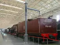 Class FD (Sante Fe) #1979, 3.7.14.

Gebaut 1931 von der Lokomotivfabrik Voroshilovgrad, 29,07 m lang, 85 km/h, 34.01 t Zugkraft. Güterzuglokomotiven dieser Klasse wurden zwischen 1958 und 1961 importiert. Diese Lok kam 1998 ins Beijing Railway Museum.