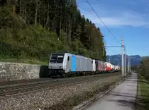 Die 185 674 und die 189 901 mit einem KLV-Zug am 18.10.2014 unterwegs bei Kufstein.