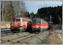 Der absolute Gl�cksfall: 1142 663 an der Spitze dieses Kohleganzzuges bei der Ausfahrt aus dem Semmeringtunnel (S�dseite) und 1142 562 als Lokzug von M�rzzuschlag nach Gloggnitz. Sie wird dort wenig sp�ter Vorspann oder Nachschubdienst �ber den Semmering leisten. Semmerings�drampe am 6.1.2007.