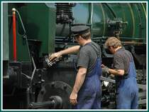 Nochmals Lokpflege. Die Mannschaft der der GKB Lok 671 nutzten am 30.6.2006 den Aufenthalt in Deutschlandsberg f�r diese Arbeit.