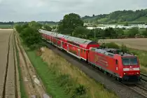 146 115 mit einem RE von Offenburg nach Schliengen am Nachmittag des 11.07.14 n�rdlich des Wein�rtchens H�gelheim.