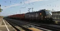 Der Vectron 193 853-9 von BoxXpress ist am 24.10.2014 bei schönem Herbstwetter mit einem Containerzug nach Süden. Hier im Bahnhof Eichenberg.
