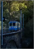 Ein Hauch Herbst im Valle  Vigezzo: Bei schon tiefem Sonnenstand fährt Der ABe 8/8 N° 22  Ticino  als Regionalzug 265 über das Rio Graglia Viadukt zwischen Trontano und Verigo.
24. Okt. 2014