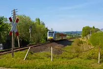 
Der VT 123 der vectus Verkehrsgesellschaft mbH, ein Stadler GTW 2/6, fährt am 05.05.2013 als RB 28  Oberwesterwald-Bahn  die Verbindung  Au/Sieg - Altenkirchen - Hachenburg - Westerburg - Limburg/Lahn, auf der KBS 461 (Oberwesterwaldbahn), hier kurz vor dem Haltepunkt Enspel.   