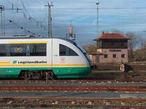 Der VT 16B der Vogtlandbahn wartet abseits des Bahnhofs Lichtenfels auf seinen n�chsten Einsatz. Im Hintergrund das Alte Stellwerk am Ablaufh�gel im Rangierbereich.