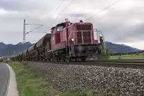 364 611 der innrail mit einem Ganzzug aus Schüttgutwagen bei Prien.
Einen lieben Gruß zurück an dieser Stelle an den freundlichen Lokführer.

Hersteller: Krupp
Fabriknummer: 4034
Abnahmedatum: 22.12.1960
Erst-Bw: Düren
weitere Beheimatungen: Düsseldorf-Derendorf, Köln-Nippes, Köln-Deutzerfeld, Gremberg, Oberhausen
UIC-Nr.: 98 80 3364 611-4 D-INNR
EBA-Nr.: 
Betreibernr. z.Z.d. Aufnahme: 364 611-4
ursprüngl. Betriebsnr.: V 60 611
Umzeichnungen: 01.01.1968 (260 611-9); 01.10.1987 (360 611-8); 27.09.1991 (364 611-4); 01.01.2007 (98 80 3364 611-4 D-DB)
Eigentümer: Logistik Wiesböck, Kiefersfelden
z-Stellung (DB): 06.11.2007
Ausmusterung (DB): 28.10.2008
Radsatzfolge: C
Vmax (km/h): 60
Leistung (kW): 478
Dienstmasse (t): 48
Radsatzfahrmasse max. (t): 16
LüP (mm): 10.450

Bildrechte: IKM; innrail Unternehmergesellschaft