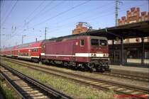 Als eine der letzten in ihrer Farbgebung stand BR 143 901-7 als Ersatz f�r den LIREX mt RE Magdeburg Hbf-Wittenberge am 29-05.2003 in Stendal.