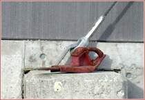 Normalspurhemmschuh im Anschlussgleis der Ems Chemie in Domat/Ems.
(11.01.2007)