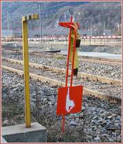 Auch in den Ems Werken werden Hemmschuhe ben�tigt. Zwischen den normalspurigen Anschlussgleisen zur Ems Chemie im Vordergrund und den RhB Geleisen dahinter, entsteht das neue Dreischienengeleise zur Stallinger Swiss Timber S�gerei ganz im Hintergrund. (11.01.2007)