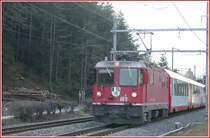 Ge 4/4 II 612  Thusis  f�hrt mit dem Glacier-Express von Reichenau kommend Richtung Chur. (11.01.2007)