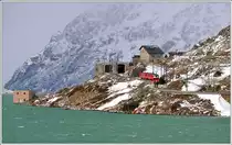 Ospizio Bernina 2253m ü/M. R1633 nach Tirano mit den beiden Triebwagen ABe 4/4 III 53  Tirano  und 56  Corviglia  hat soeben den Bahnhof verlassen. (23.10.2014)