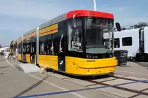Der polnische Aussteller PESA Bydgoszcz SA präsentiert auf der InnoTrans am 28.09.2014 in Berlin die 100%-ige Niederflurstraßenbahn Jazz Duo, die speziell für Warschau entwickelt wurde.

Spurweite:	1.435 mm
Fahrspannung:	600 V DC
V max:	70 km/h
Einstiegshöhe:	350 mm

Das Laufwerk der Straßenbahn basiert auf drei Drehgestelle, davon dienen die außenliegenden als Triebgestelle, bei denen jedes Rad mit einem Fahrmotor angetrieben wird.
