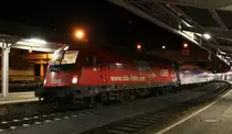 Endlich ist die BR 1216 der ÖBB wieder an den Fernzügen nach Italien. Hier steht am 10.10.2014 die 1216 011-7 mit EN 485 ``Lupus`` nach Bologna im Bahnhof Kufstein. 10 min Verspätung, deshalb auf Gleis 2, auf Gleis 3 fährt der Railjet nach Innsbruck ein.