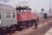E 63 (BR 163) bei ihrer  Arbeit  als Rangierlok im Stuttgarter Hbf, sie wurde vor allem viele Jahrzehnte zum Bereitstellen und Abziehen von Reisez�gen an den Bahnsteigen eingesetzt. (1967)