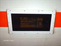 Die Anzeigetafel des InterCity 143 Wagen9 von Amsterdam Centraal nach Angerm�nde.