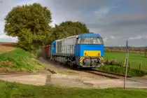 Kräftig Sanden muss der Lokführer, man sieht es an der leichten Staubfahne, beim Durchfahren der Doppelkurve vor dem Augustaschacht in Hasbergen - Ohrbeck. OHE 272404-5 ist am 24.10.2014 mit drei Eaos Wagen voll Schrott auf dem Weg nach bzw. zur Georgsmarienhütte.