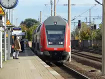 Mit ca. 5min Verspätung kommt der RE1 in den Bahnhof Langerwehe eingefahren und fährt danach weiter nach Aachen. Schublok war die 120 207.

Langerwehe 26.10.2014