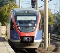 643 222 kommt als RB20 nach Eschweiler Sankt Jöris in den Bahnhof Langerwehe eingefahren und biegt gleich auf die Strecke nach Eschweiler Sankt Jöris ab.

Langerwehe 26.10.2014