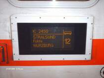 Die Anzeigetafel des InterCity 2450 von Stralsund nach W�rzburg �ber Berlin Hauptbahnhof, Bitterfeld, Halle(Saale)Hbf, Erfurt und Fulda. Aufgenommen am 7.Januar.2007 in Berliner Hauptbahnhof am Wagen12. Die planm��ige Abfahrtszeit war 18.40Uhr.