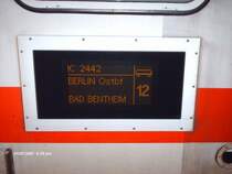 Die Anzeigetafel des InterCity 2442 von Berlin Ostbahnhof nach Bad Bentheim.