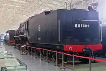 Class Jianshe #5001, 3.7.14 

Hergestellt 1957 in Dalian, China, 

23,34 m lang, 85 km/h, 25.476 t Zugkraft 

Die Loks waren vor Güterzügen auf den Hauptstrecken im Einsatz. Die #5001 kam 1991 nach Beijing ins Railway Museum. 