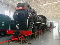 Class Jianshe #5001, 3.7.14 

Hergestellt 1957 in Dalian, China, 

23,34 m lang, 85 km/h, 25.476 t Zugkraft 

Die Loks waren vor Güterzügen auf den Hauptstrecken im Einsatz. Die #5001 war das erste Exemplar dieser Serie und kam 1991 nach Beijing ins Railway Museum. 
