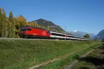 Re 460 052-4 zieht am 18.10.2014 den IR 1736 von St-Léonard Richtung Sion.
