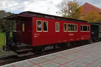 Salonwagen 900-457 der IG HSB, eingestellt in einen Sonderzug, am Abend des 16.10.2014 auf Gleis 34 im HSB-Bahnhof Wernigerode. Der Wagen wurde 1899 von der Waggonfabrik Hannover gebaut und bei der Nordhausen-Wernigeröder Eisenbahn (NWE) eingesetzt. Ab 1950 gehörte er zum Bestand der Deutschen Reichsbahn der DDR und wurde am 15.04.1967 nach Außerdienststellung an einen Privatmann nach Kakau bei Dessau verkauft. Nach Wiederentdeckung der Überreste durch die IG HSB, wurden diese im März 2000 durch den Verein geborgen. Im Rahmen einer Arbeitsbeschaffungsmaßnahme wurde der Wagen von Brücke e.V. in Blankenburg betriebsfähig neu aufgebaut. Am 08.11.2004 erfolgte die Wiederindienststellung des Fahrzeugs und seither ist er in zahlreichen Sonderzügen zur Freude der Bahnfans wieder unterwegs.