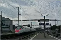 Weniger der Zug, als der interessante Himmel lockte mich zu diesem Bild: Ein SBB ETR 610 fährt als EC 39 nach Milano in Morges durch.
20. Okt. 2014