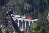 Ein Taurus zieht am 27.10.2014 den Eurocity 102 (Villach - Warschau) über den Krauselkauseviadukt der Semmeringbahn. Das Foto wurde vom sogenannten Zwanzigschillingblick von der anderen Talseite aufgenommen.